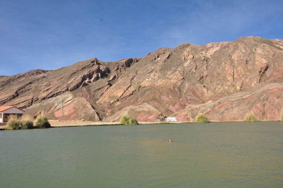Nadando no Ojo del inca, lago de águas termais próximo à Potosí - Bolívia